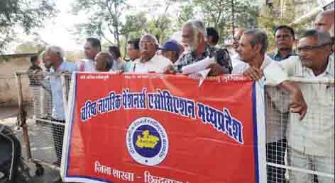 वरिष्ठ नागरिक पेंशनर्स एसोसिएशन नेे 6 सूत्रीय मांगों का ज्ञापन मुख्यमंत्री को सौंपा