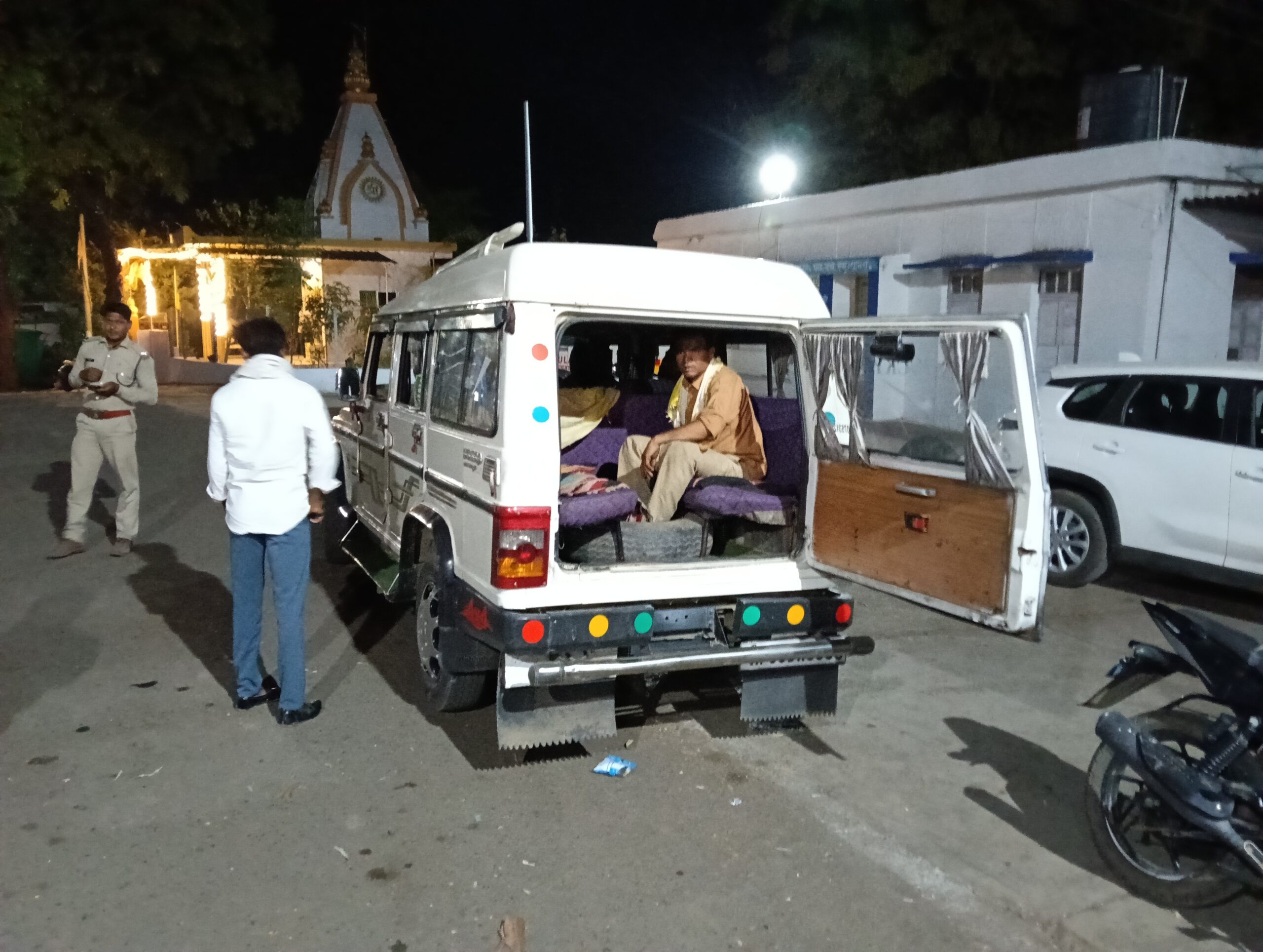नरवाई की आग जंगलों तक फैली, बुझाने के प्रयास में एक वन समिति चौकीदारी की मौत