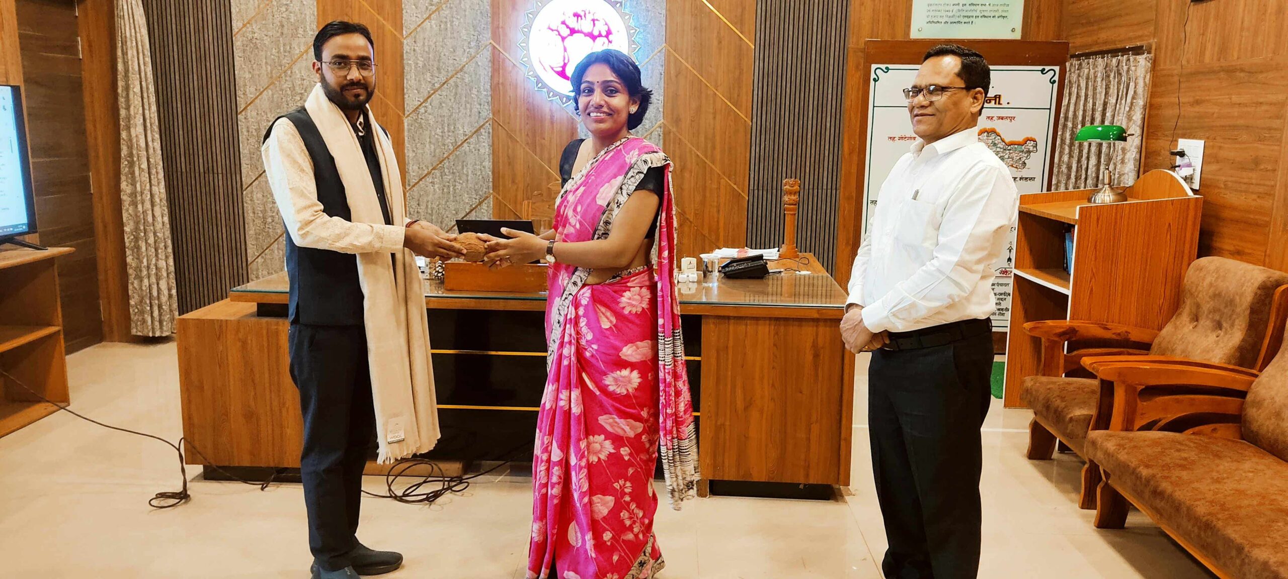 शिक्षक भूपेंद्र चौधरी को कलेक्टर सुश्री जैन ने किया सम्मानित