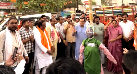 पहलगाम हमले के विरोध में प्रदर्शन कर भाजपा ने पाकिस्तान का पुतला फूंका