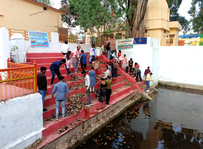शहर के पातालेश्वर धाम मंदिर परिसर स्थित जल कुंड में श्रमदान कर की गई साफ-सफाई