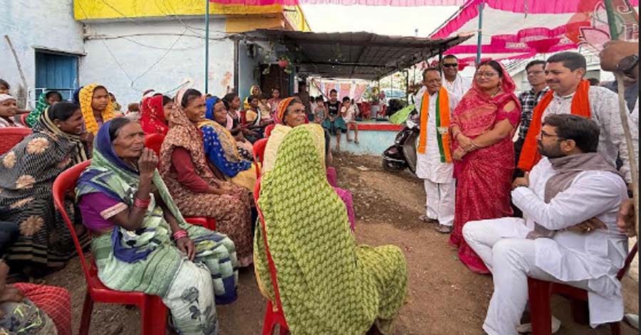 चौपाल लगाकर सांसद ने की ग्रामीणों से चर्चा