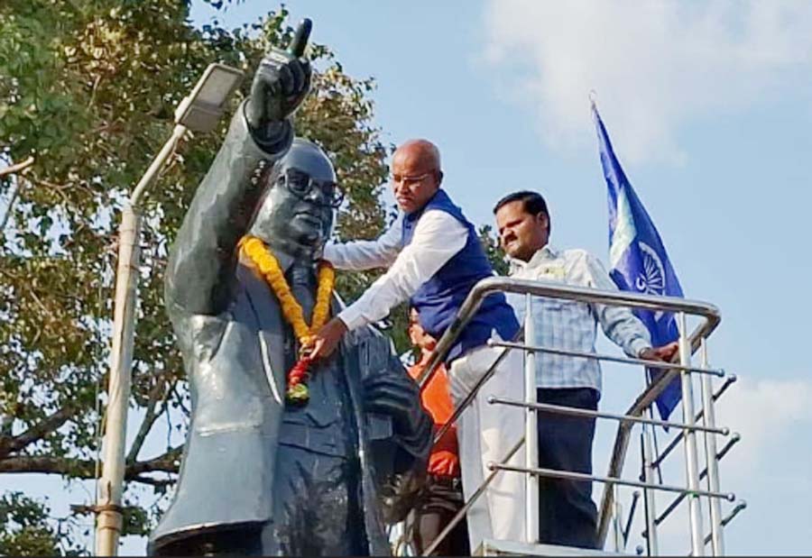 डॉ आंबेडकर प्रतिमा पर माल्यार्पण कर भीम जन्मोत्सव का हुआ आगाज