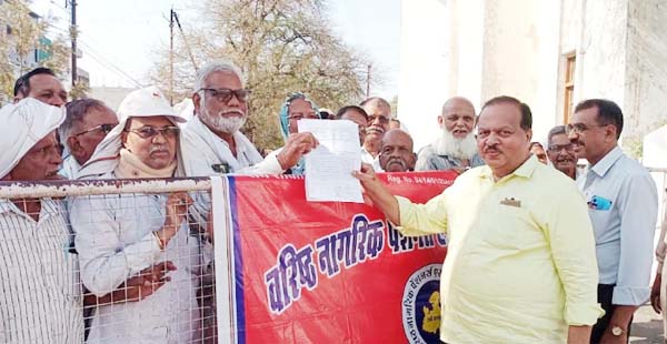 पेंशनरों ने वित्त सचिव के नाम सौंपा ज्ञापन