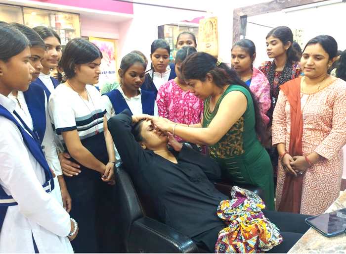 छात्राएँ आत्मनिर्भर बनने के लिए खुद का खोलेगी ब्यूटी पार्लर