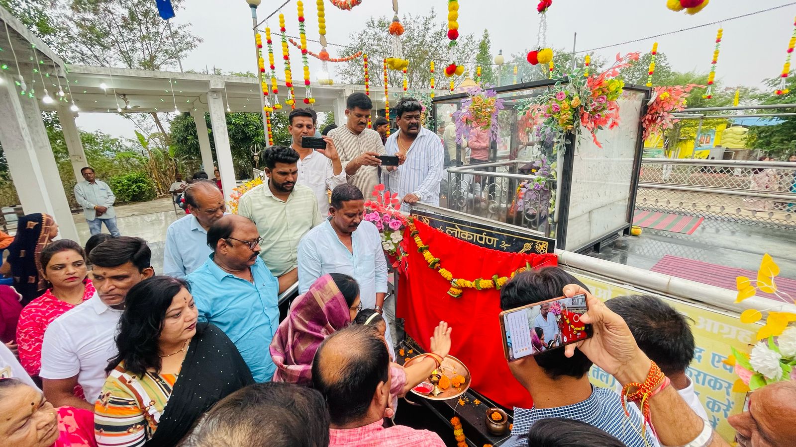 विधायक दिनेश राय मुनमुन ने शनिधाम में सामुदायिक भवन एवं रैनबसेरा का लोकार्पित किया
