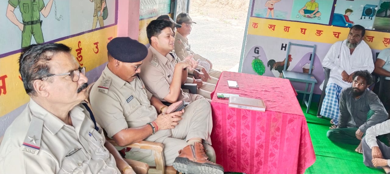 बकरीद  शांति और सौहार्द के साथ मनाने पुलिस ने किया ग्रामीणों से जनसंवाद