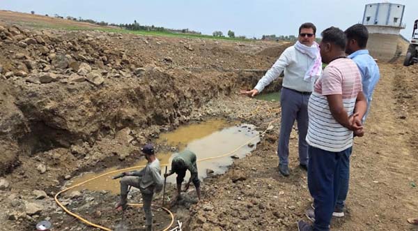 कार्यपालन यंत्री ने किया नहर के गहरीकरण कार्य का निरीक्षण