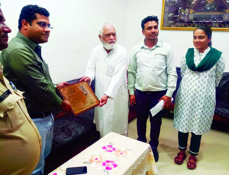 मीसाबंदी हाजी अ. करीम को मरणोपरांत सम्मान - कलीम कामरेड को सौंपा गया म.प्र. शासन का ताम्रपत्र