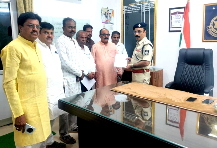 सिवनी में बिगड़ती कानून व्यवस्था पर कांग्रेस ने जताई चिंता, पुलिस अधीक्षक को सौंपा ज्ञापन