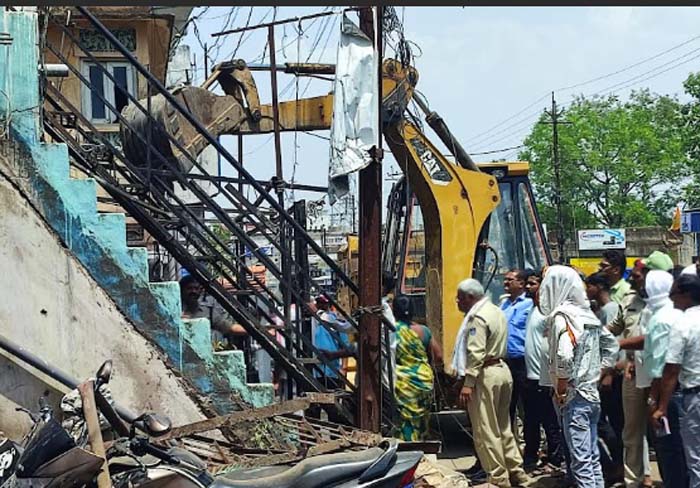सिवनी मार्ग पर चला बुलडोज़र, व्यापारियों के टीन शेड ढहाए