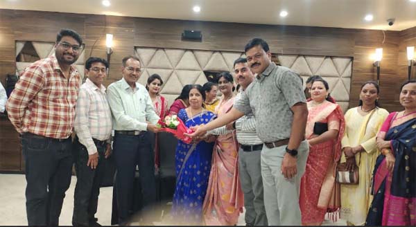 सेवानिवृत्त होने पर प्राचार्य को दी विदाई