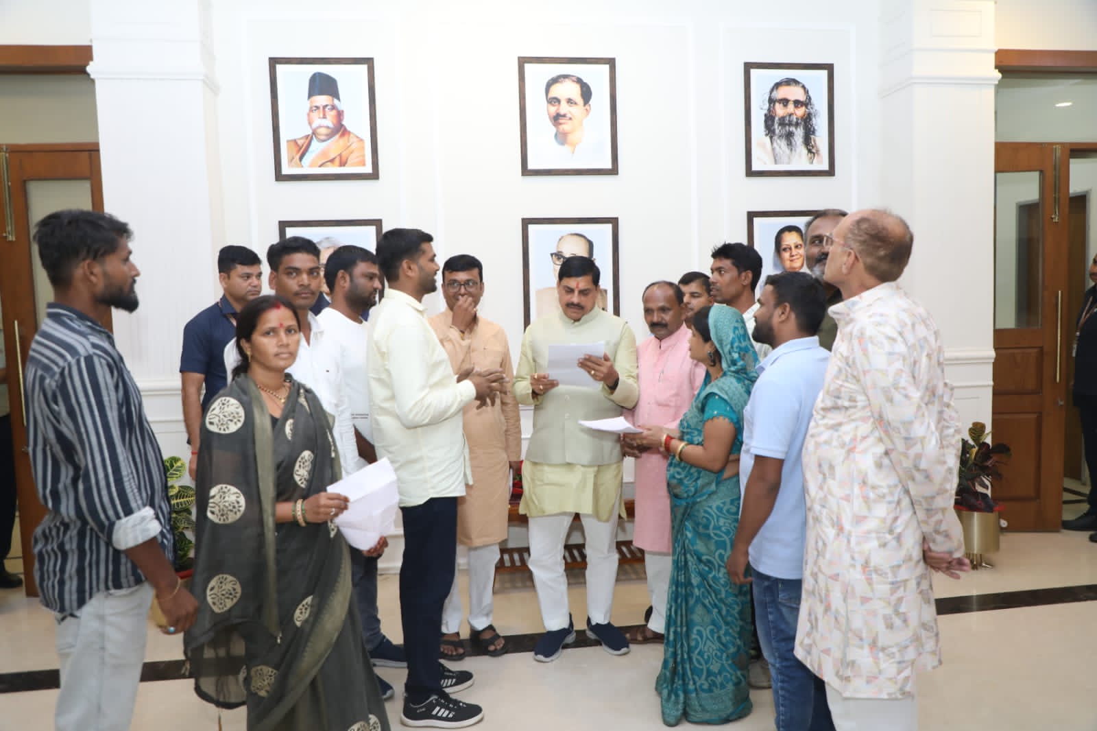 छपारा नगर परिषद प्रतिनिधिमंडल की मुख्यमंत्री से भेंट: टैक्स में कटौती और सड़क सौंदर्यीकरण की मांग