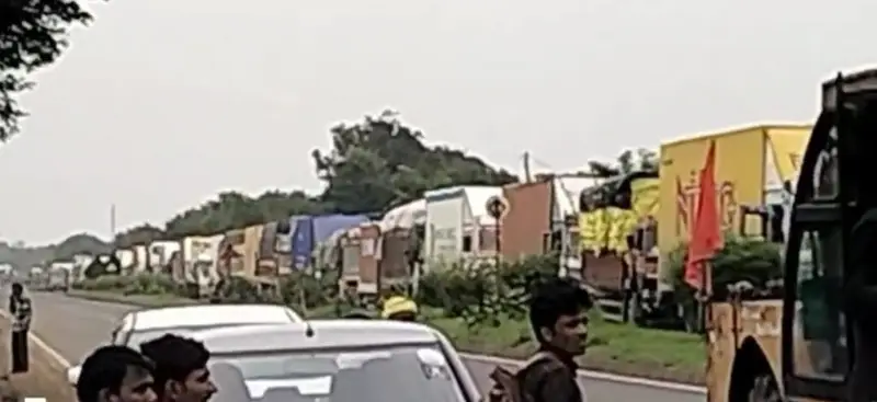 मूंग खरीदी बंद : नाराज़ किसानों ने जबलपुर-नागपुर मार्ग किया जाम, यातायात ठप