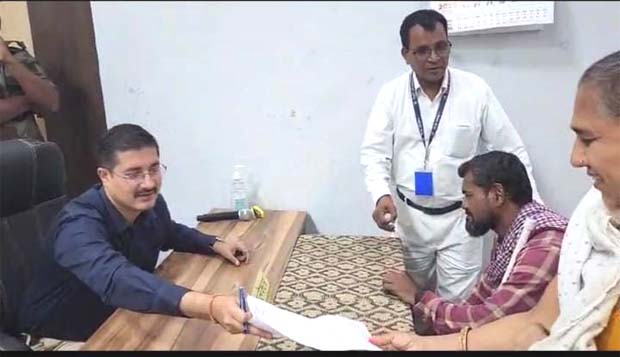 "बीबीओं के झगड़े से चौपट हो गया धंधा!" – कलेक्टर से नेत्रहीन शफीक ने की अजीब फरियाद