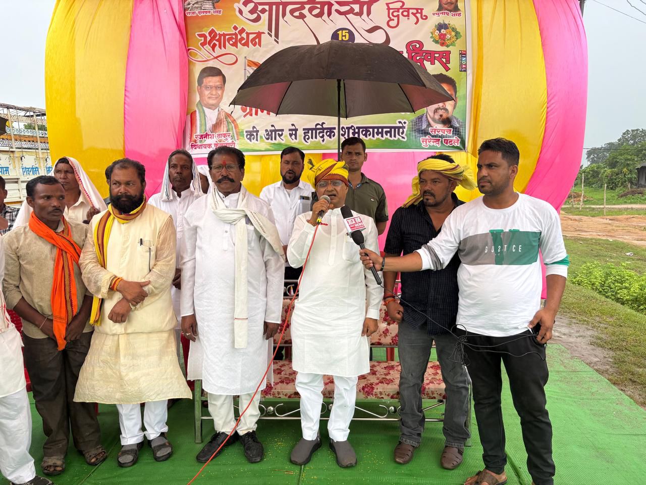 विश्व आदिवासी दिवस पर ग्राम भटेखारी में विधायक रजनीश हरवंश सिंह की सहभागिता