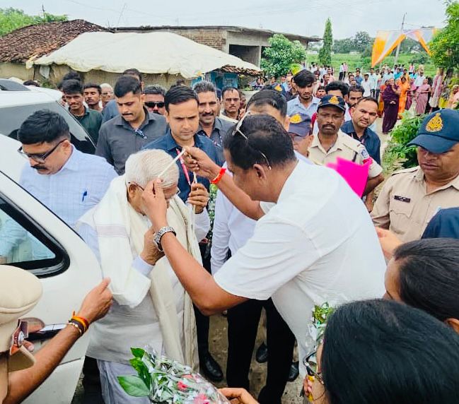 विधायक दिनेश राय मुनमुन ने राज्यपाल मंगूभाई पटेल का किया आत्मीय स्वागत