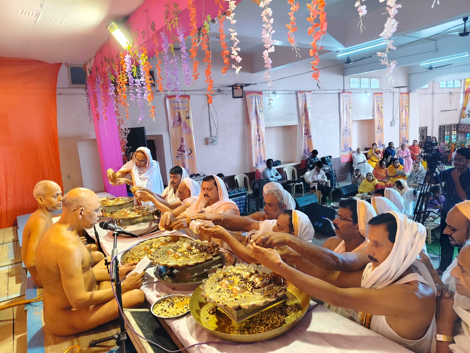 सिवनी में विश्व के प्रथम 108 चरण चिन्ह की प्रतिष्ठा, मुनि श्री भावसागर जी महाराज की आंखों में छलक पड़े आंसू