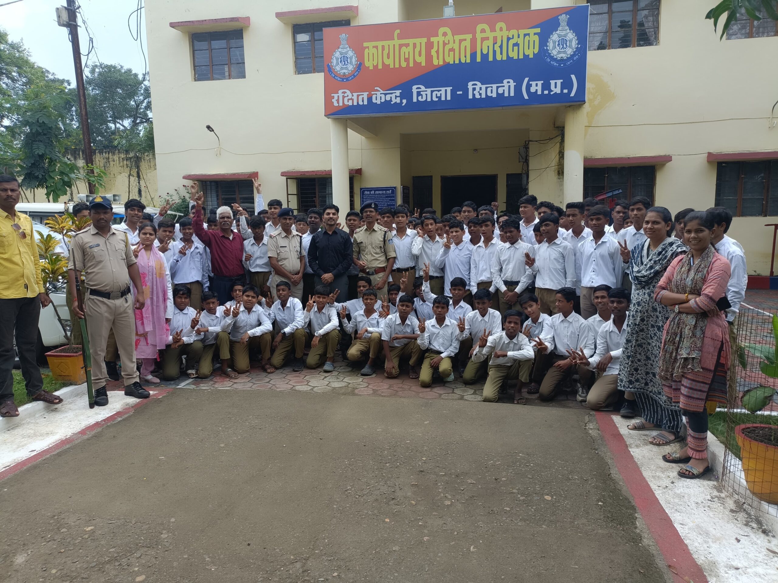 लौह पुरुष" सरदार पटेल की 150वीं जयंती पर छात्रों ने किया कंट्रोल रूम व पुलिस लाइन का भ्रमण