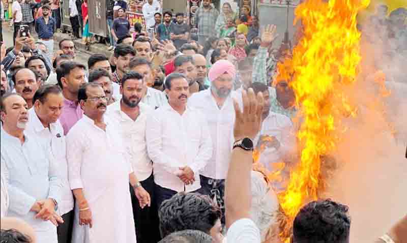 भाजपा महिला मोर्चा और युवा मोर्चा ने राहुल गांधी, कमलनाथ और जीतू पटवारी का किया पुतला दहन, पुलिस ने संभाला मोर्चा