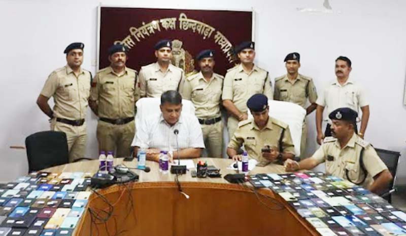 गुम मोबाइल पाकर चेहरे पर लौटी मुस्कान: रक्षाबंधन से पहले पुलिस ने लौटाए