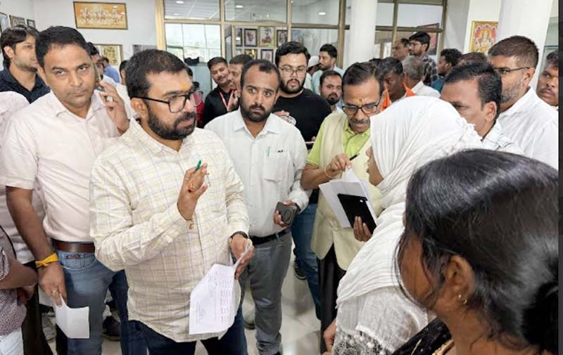 सांसद बंटी विवेक साहू ने सुनी लोगों की समस्याएं और किया निराकरण