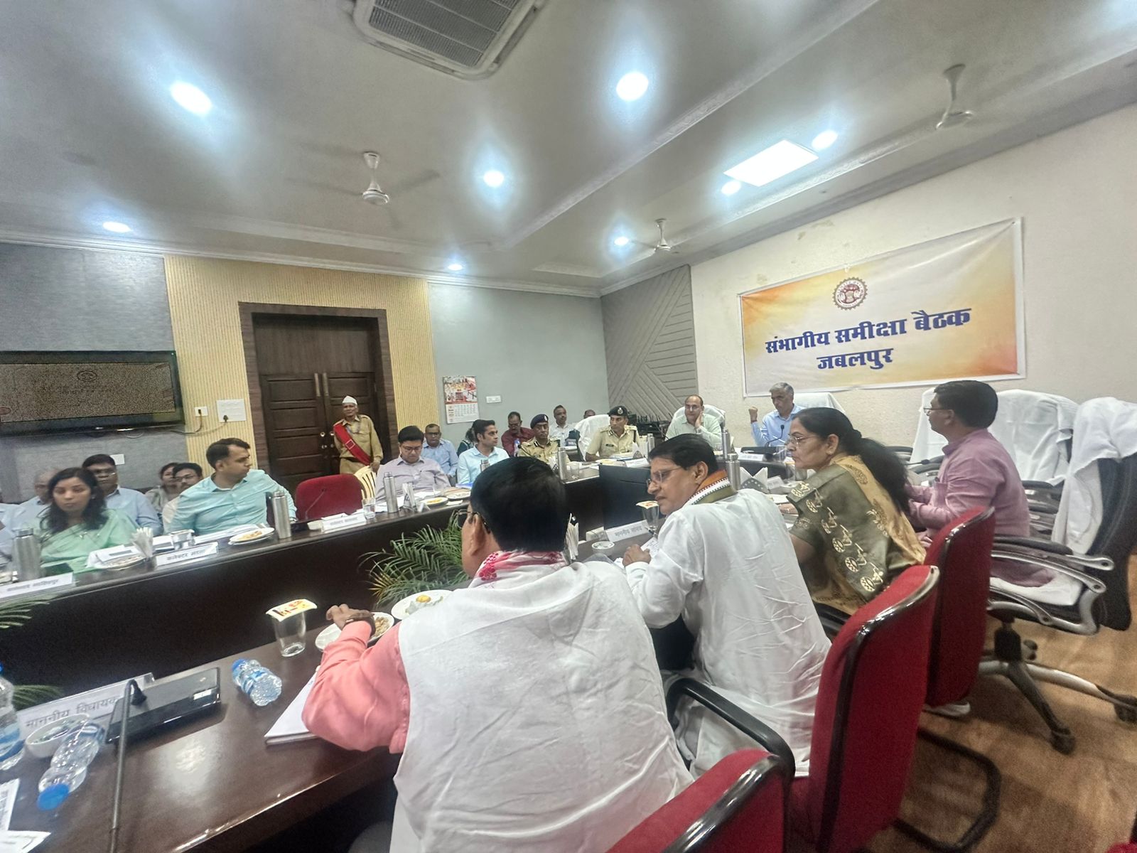 विधायक ठा. रजनीश हरवंश सिंह ने संभागीय समीक्षा बैठक में उठाए क्षेत्रीय मुद्दे