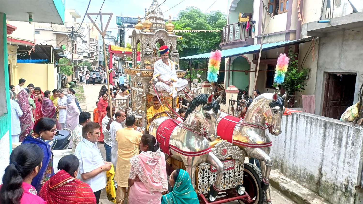 10 उपवास करने वालों का पारणा महोत्सव संपन्न, प्रभु की विशाल रथयात्रा निकली