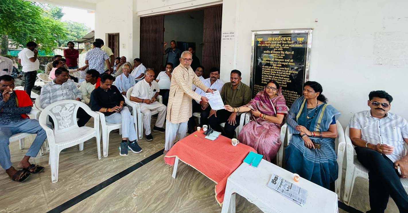 भाजपा जिला कार्यालय में जनसुनवाई, मीना बिसेन संग विधायक दिनेश राय मुनमुन ने सुनीं लोगों की समस्याएँ