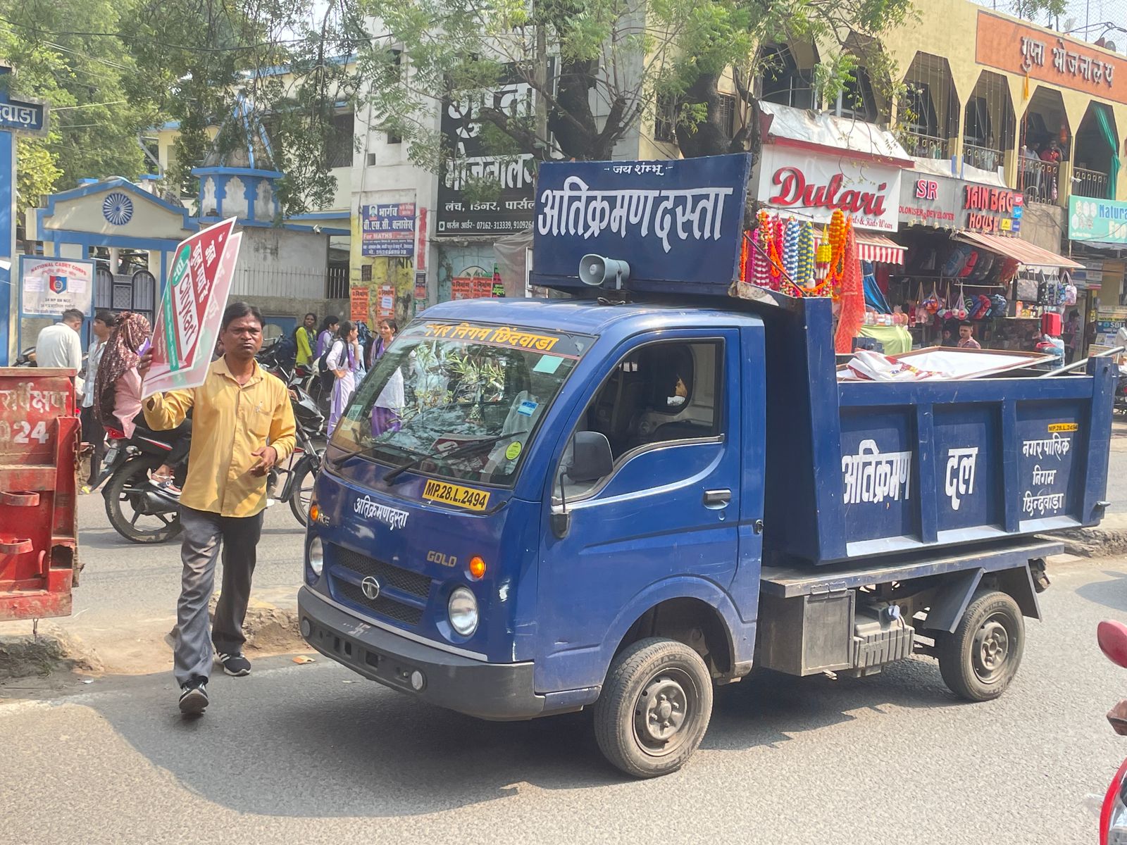 अवैध होर्डिंग्स और बैनर हटाने की सख्त कार्यवाही शुरू