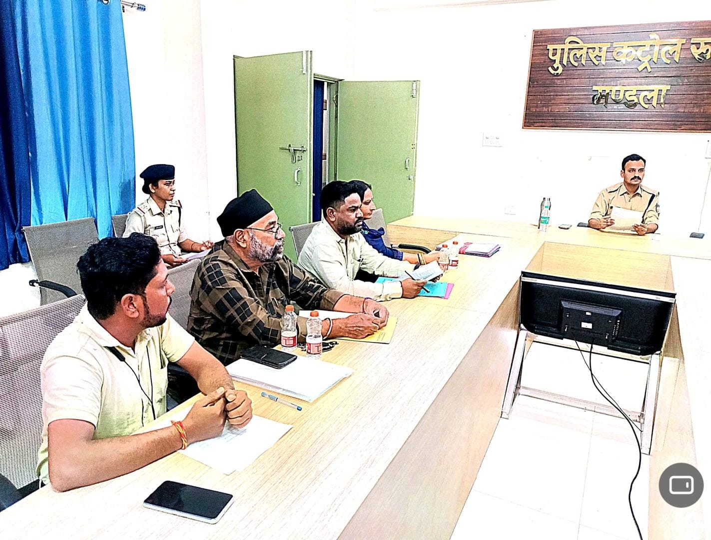 पुलिस अधीक्षक मंडला द्वारा मैगजीन लाइसेंस धारकों की बैठक आयोजित