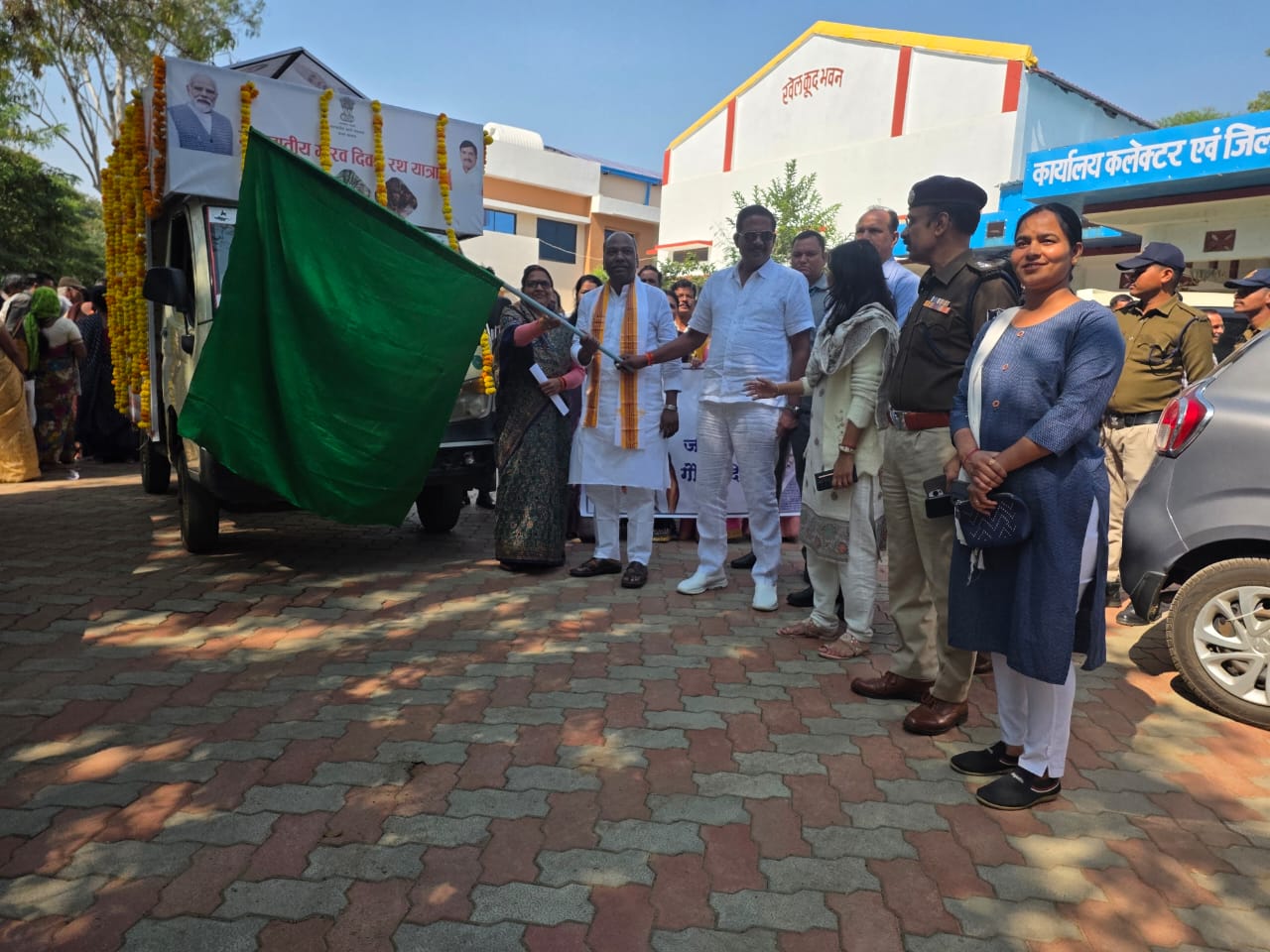 विधायक दिनेश राय मुनमुन ने किया जनसंपर्क व विकास कार्यों का लोकार्पण, विभिन्न कार्यक्रमों में रहे मुख्य अतिथि