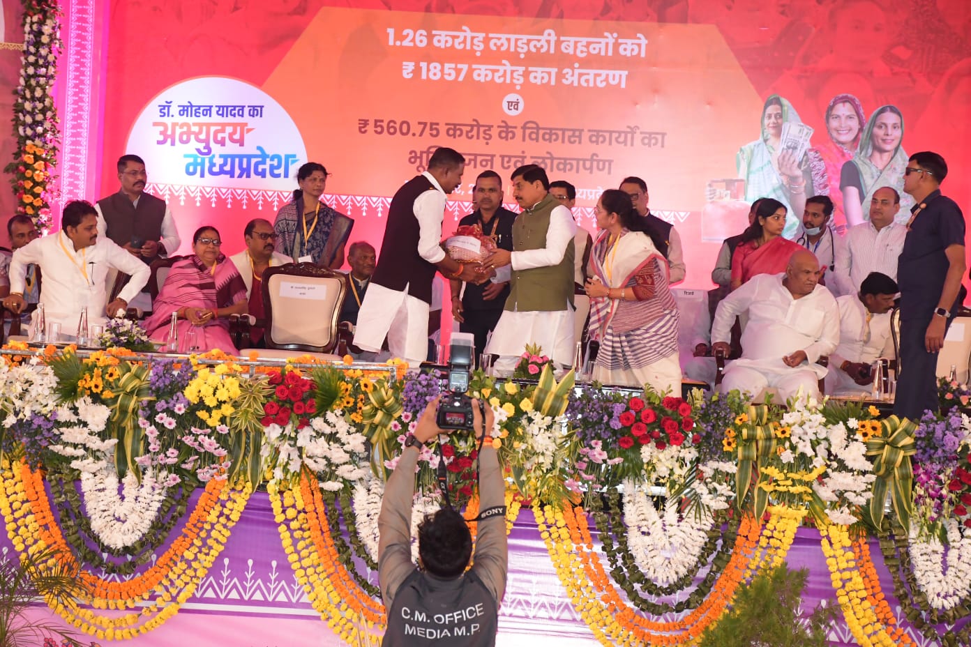 मुख्यमंत्री को विधायक दिनेश राय मुनमुन ने सौंपा ज्ञापन - सिवनी को संभाग बनाने, मेडिकल कॉलेज के दूसरे चरण व 569.75 करोड़ के विकास कार्यों की मांग