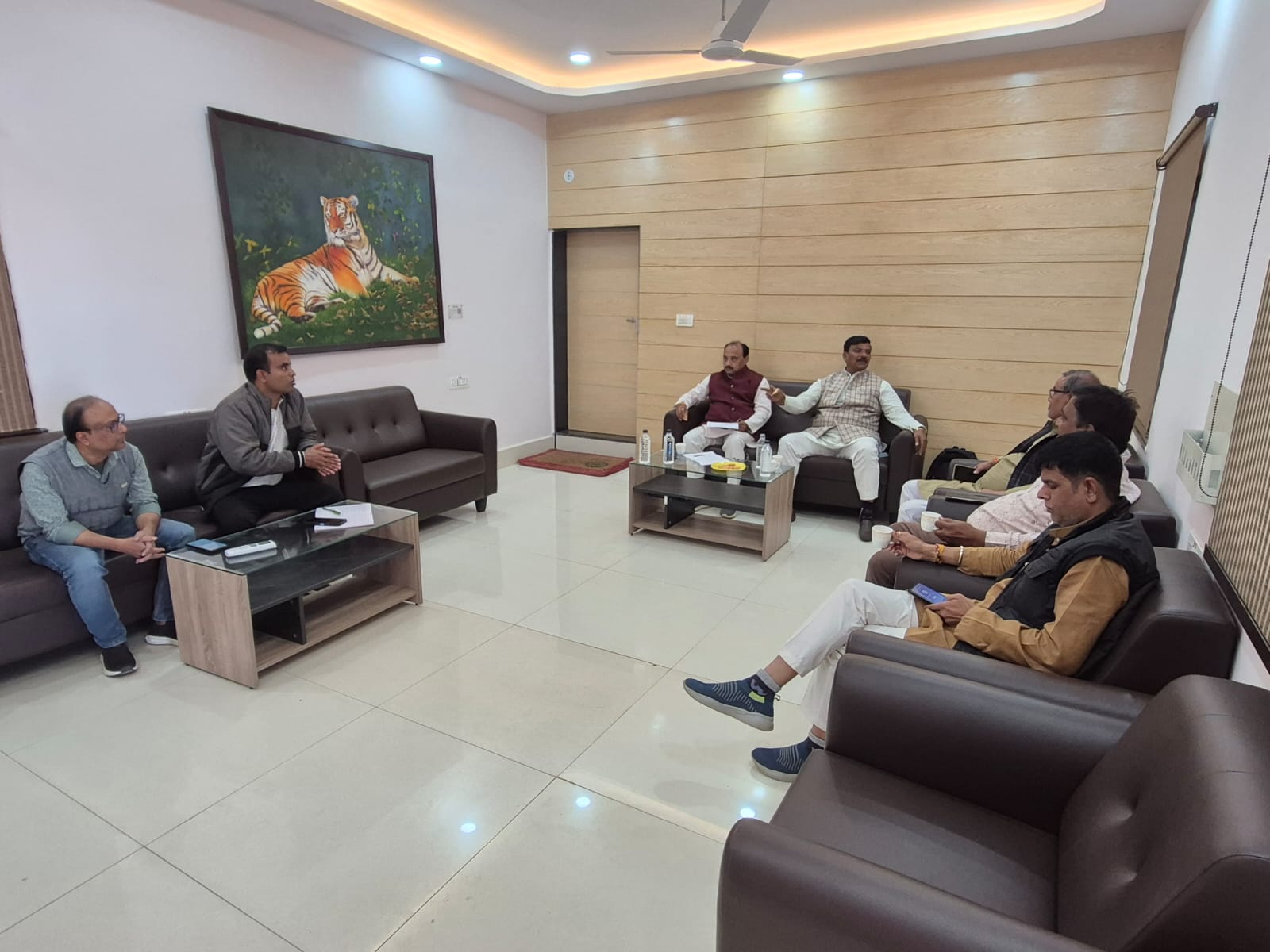 सिवनी रेलवे स्टेशन पर यात्री सुविधाओं के विस्तार पर मंडल रेल प्रबंधक के साथ परामर्शदाता समिति की हुई महत्वपूर्ण बैठक