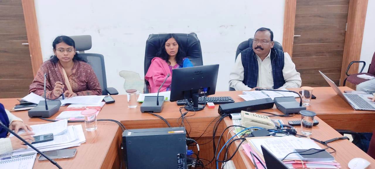 कलेक्टर शीतला पटले का सख्त संदेश,  राजस्व समीक्षा बैठक
