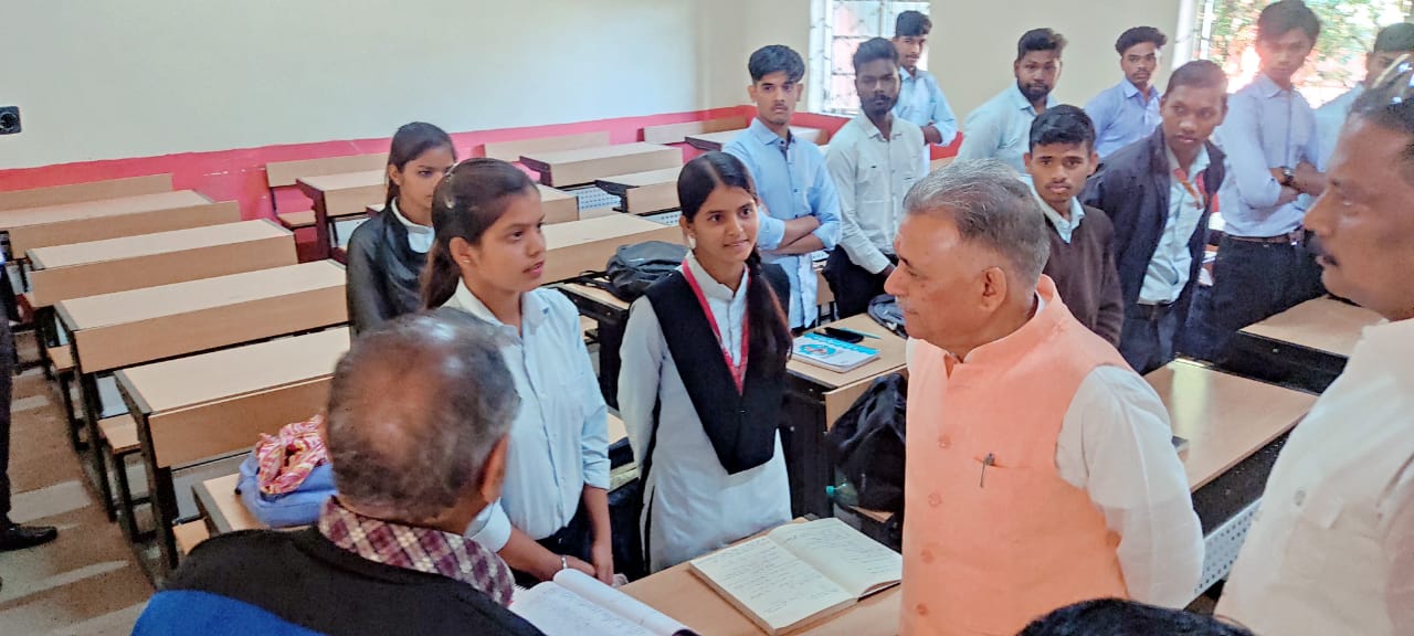 मंत्री इंदर सिंह परमार का आयुष कार्यालय सिवनी में औचक निरीक्षण, 50 बिस्तरीय आयुर्वेदिक अस्पताल का प्रस्ताव देने के निर्देश