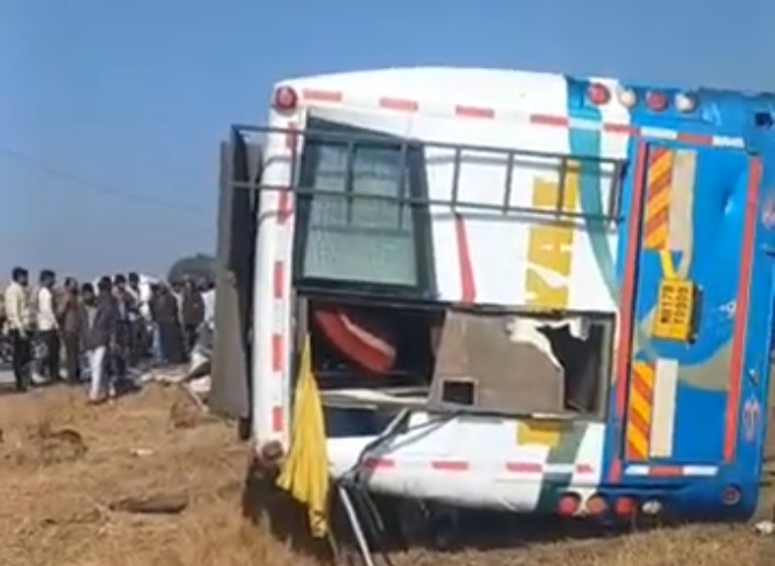 लखनादौन के पास रायल ट्रेवल्स की बस पलटी, एक दर्जन से अधिक यात्री घायल