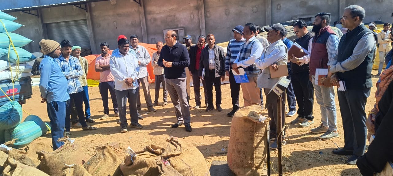 बालाघाट में धान उपार्जन केंद्र का संभागायुक्त ने किया निरीक्षण, किसानों को परेशानी न हो – दिए निर्देश