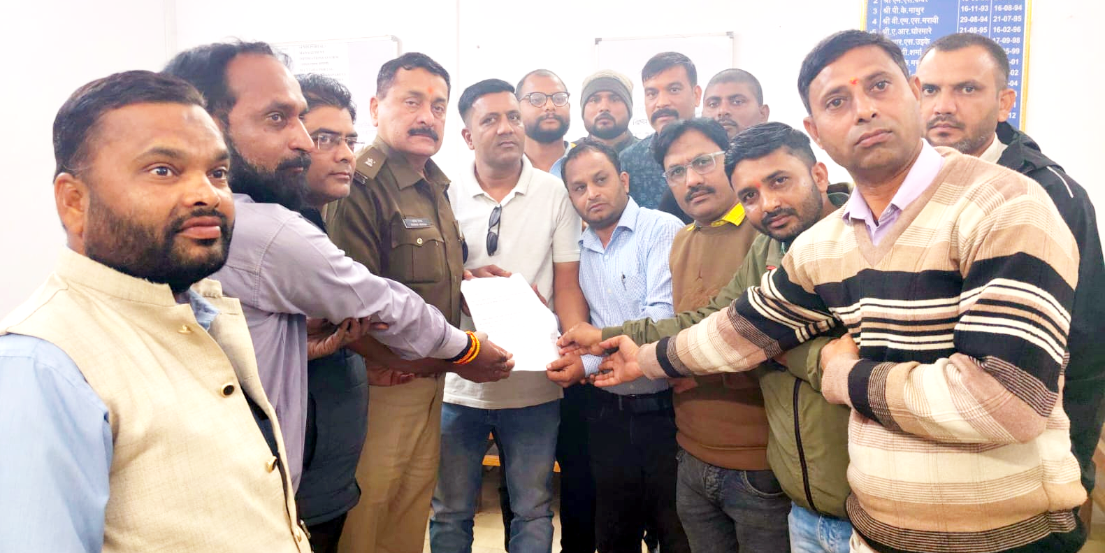 पत्रकार पर दर्ज कथित फर्जी मामले के विरोध में ज्ञापन