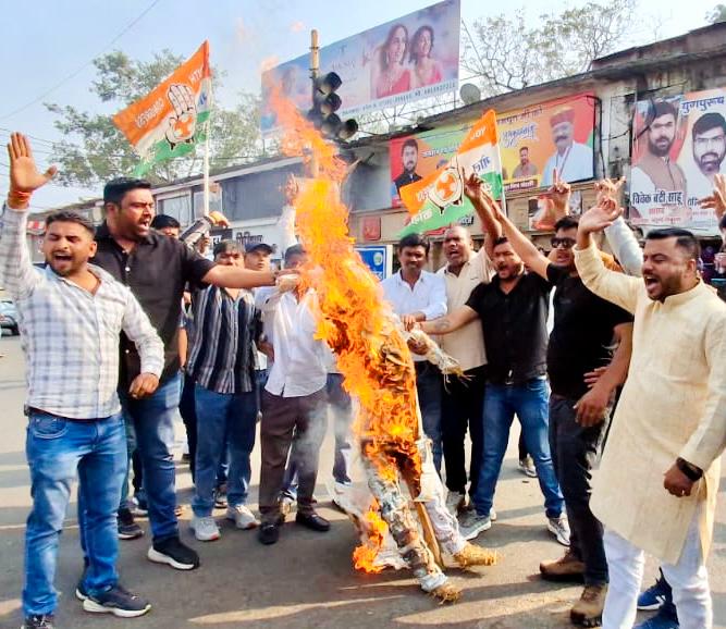 मीडिया के अपमान पर युवक कांग्रेस का आक्रोश, छिंदवाड़ा में मंत्री का पुतला दहन