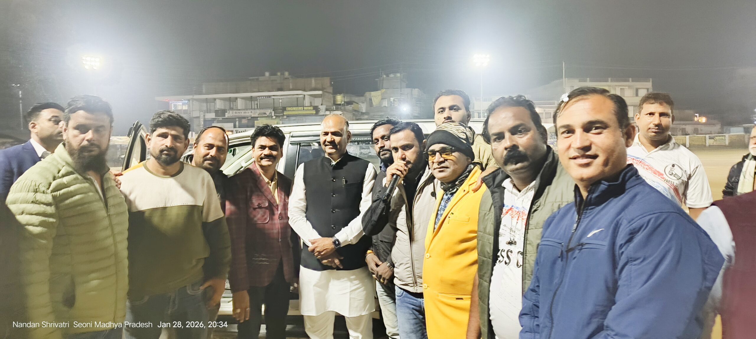 पार्षद गोल्ड कप नाइट क्रिकेट टूर्नामेंट: मुख्य अतिथि सनवर पटेल ने खिलाड़ियों से किया परिचय