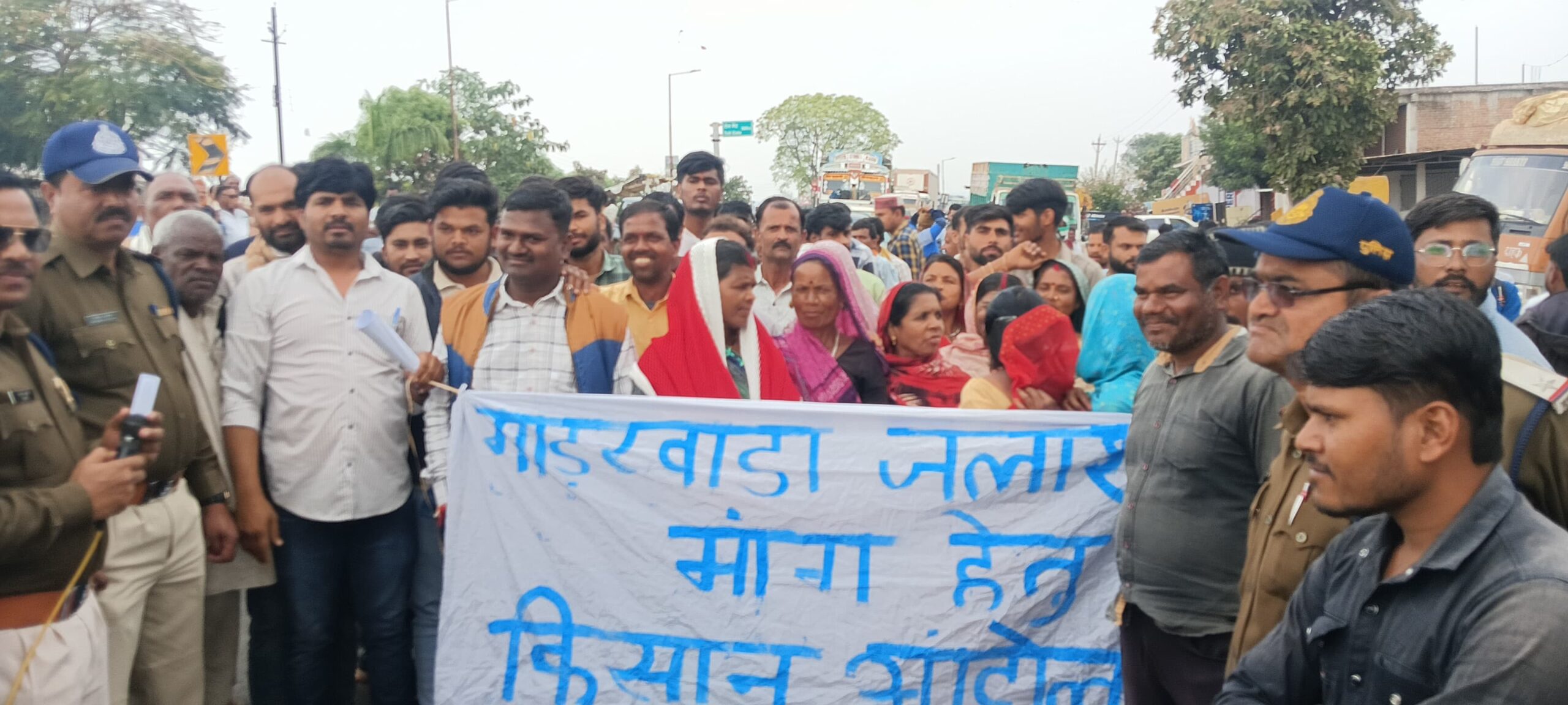 गाडरवारा जलाशय निर्माण की मांग पर ग्रामीणों का चक्का जाम, उग्र आंदोलन की चेतावनी