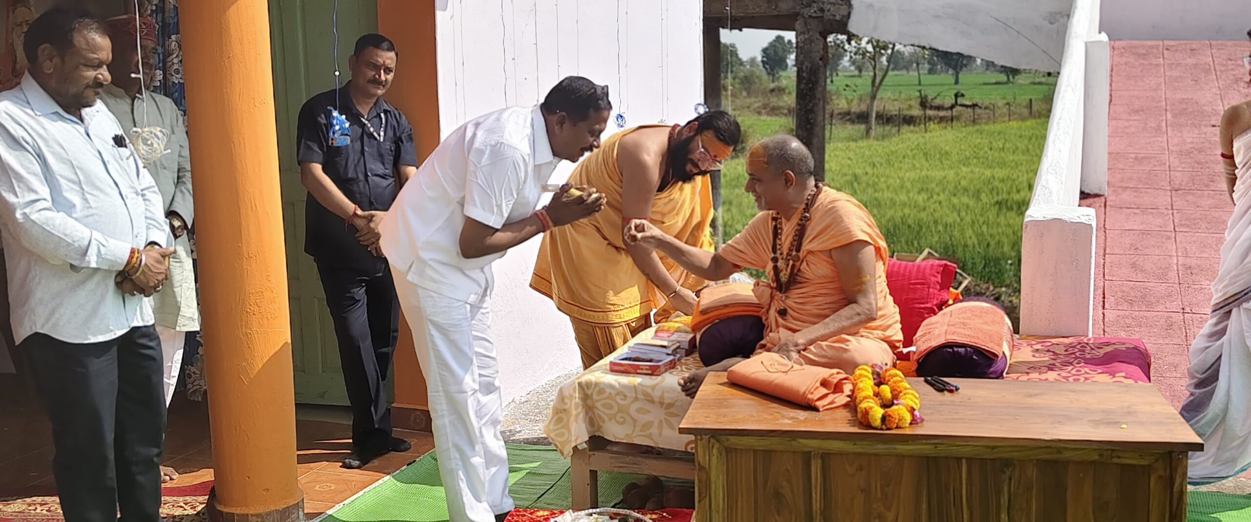 विधायक दिनेश राय ने शिवालयों में दर्शन-पूजन कर लिया जगतगुरुओं का आशीर्वाद