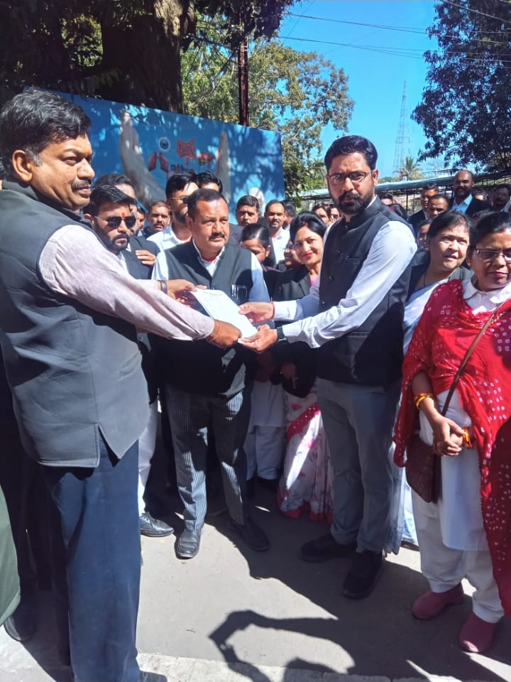 एडवोकेट प्रोटेक्शन एक्ट लागू करने की मांग को लेकर मंडला में उबाल