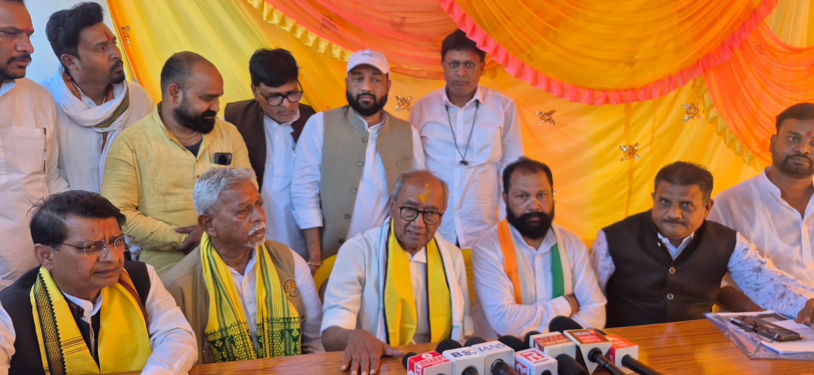 परासपानी से दिग्विजय सिंह का तीखा प्रहार, बोले - मनरेगा लूटी जा रही, आदिवासियों की जमीन छीनी जा रही