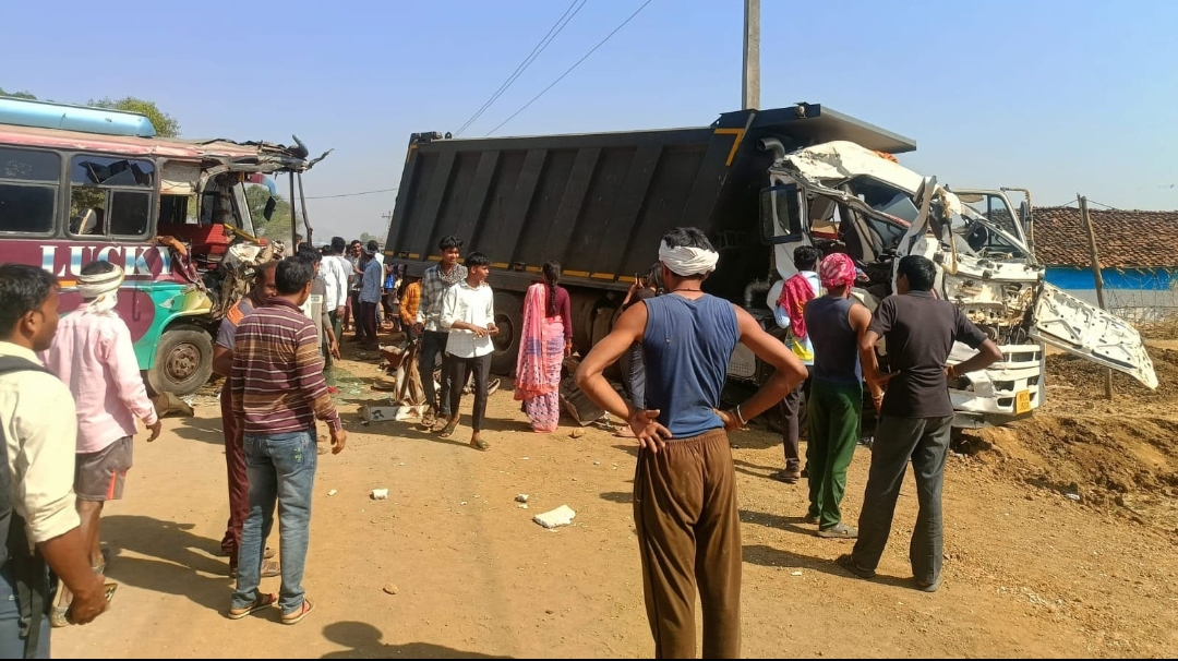 भीषण सड़क हादसा: तेज रफ्तार डंपर ने बस को मारी टक्कर, 1 की मौत, 15 घायल