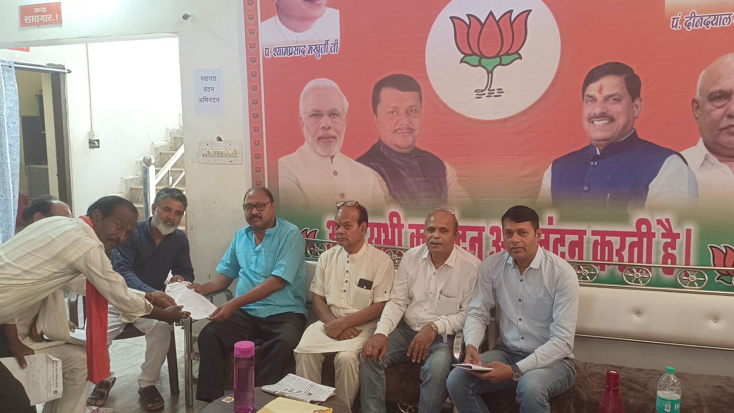 भाजपा कार्यालय में जनसुनवाई: कार्यकर्ताओं और आमजनों की समस्याएं सुनीं, अधिकारियों से चर्चा कर समाधान का प्रयास