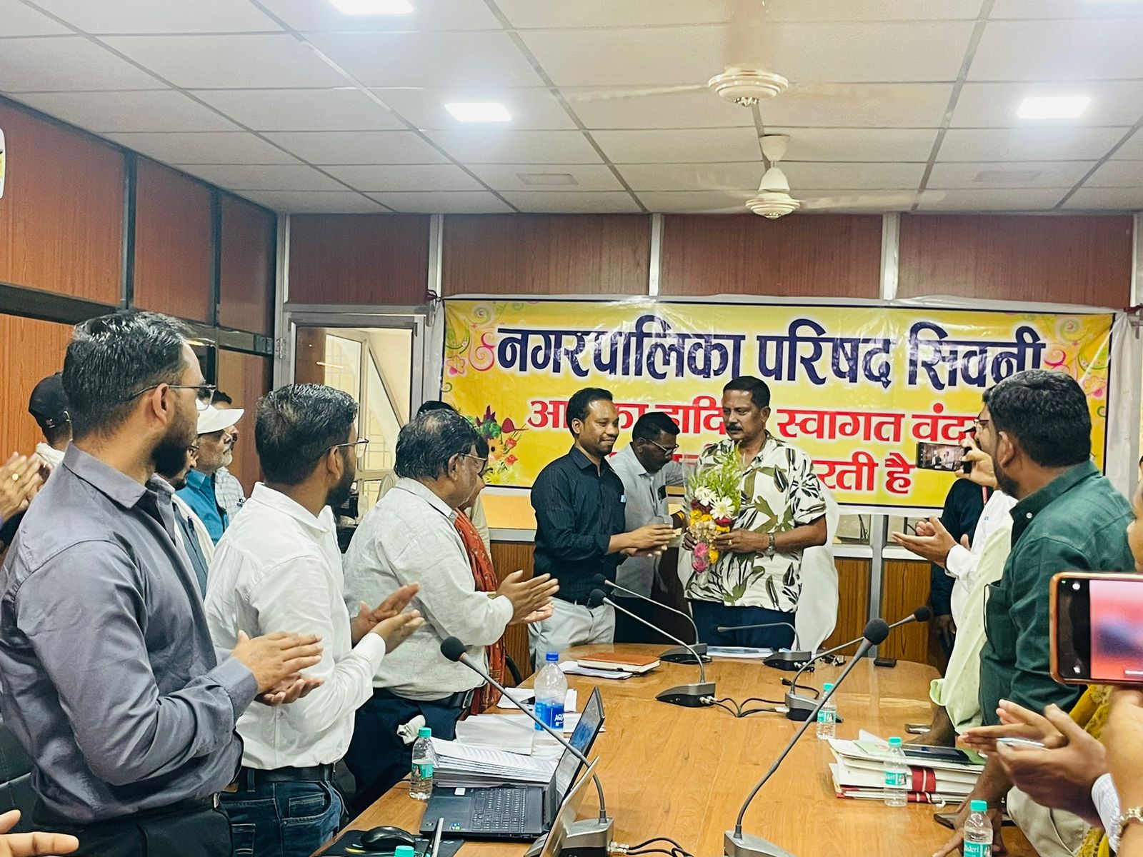 2 साल से लटके कामों पर फटकार, “काम नहीं तो हटिए”: विधायक दिनेश राय मुनमुन का नगर पालिका पर सख्त प्रहार