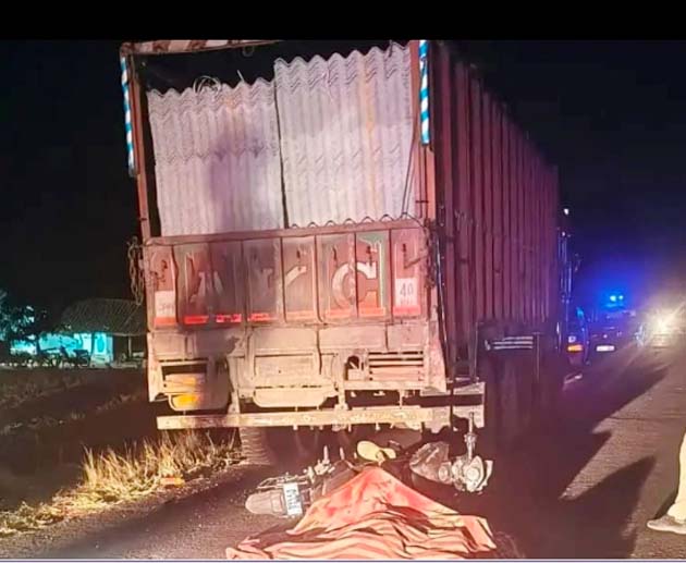 तेज रफ्तार बनी काल: ट्रक से टकराई बाइक, तीन युवकों की दर्दनाक मौत