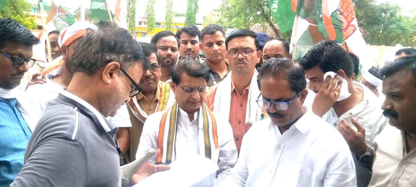 “लगाओ कलेक्टर को फोन!”: SDM पर भड़के विधायक रजनीश, बोले—कलेक्टर से बात करने में डरते हैं SDM